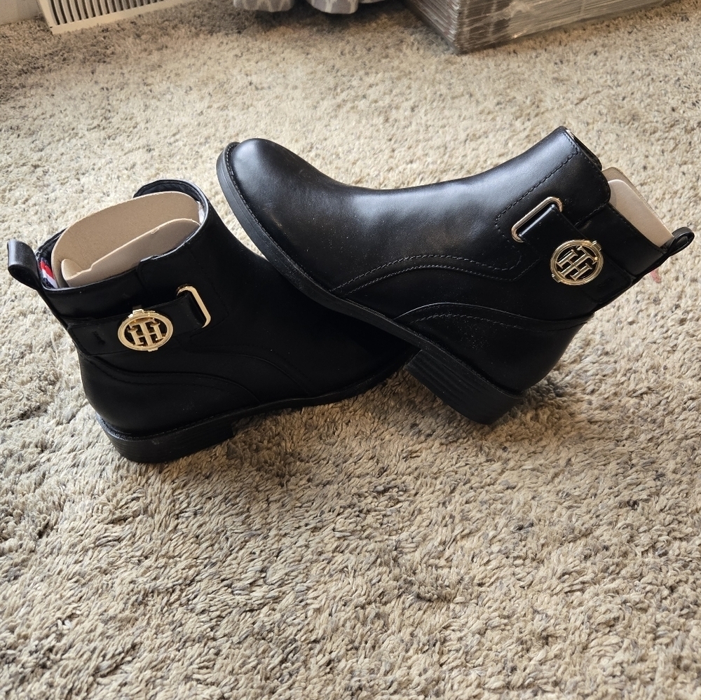 NWOB Tommy Hilfiger Rezin Boots Size 6.5